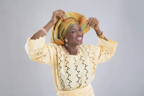 Kameraya poz ve gülümseyen kadın