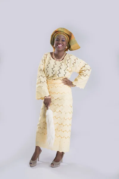 Kadın beyaz kürk poz çırpma teli ile