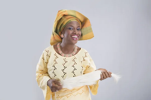 Kadın beyaz kürk poz çırpma teli ile