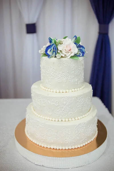 Tre Nivåer Vit Bröllopstårta Dekorerad Med Vita Och Blå Blommor — Stockfoto