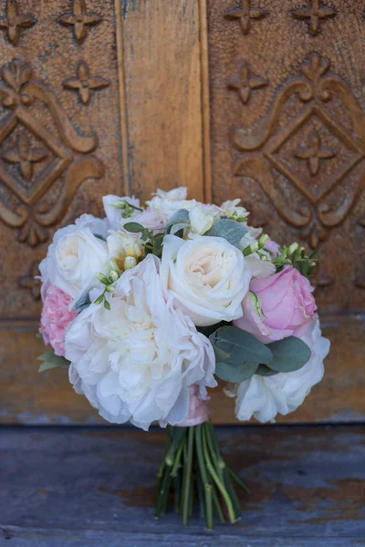 Buquê Flores Rosa Flores Brancas Vegetação Está Fundo Madeira Florística — Fotografia de Stock