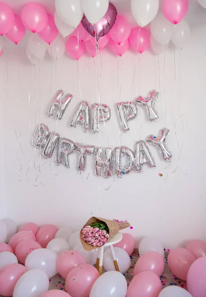 Födelsedag Dekorationer Med Vita Och Rosa Färg Ballonger Bukett Tulpaner — Stockfoto