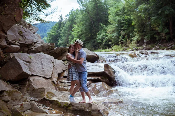 在瀑布边拥抱和亲吻 乌克兰瀑布边的一对年轻漂亮的夫妇 蜜月之行 瀑布边的游客 — 图库照片