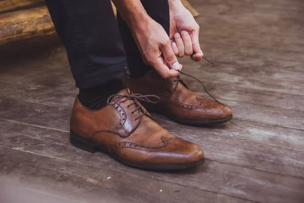 Noivo Sapatos Casamento Groom Está Usar Sapatos Livre Retrato Masculino — Fotografia de Stock