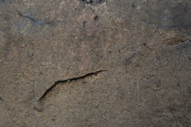 Bir kayaya yaklaş. Kahverengi kaya desenli arka plan. Yüzeyinde kabarcıklar olan kahverengi taş. Arka plan için güzel Kahverengi Doğal Taş Yüzey. Banyo için renkli dijital duvar kiremitleri tasarımı