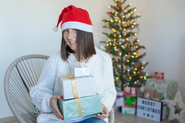 Elinde Hediye Kutuları Olan Kadın Noel Ağacının Yanında Oturuyor Noel — Stok fotoğraf