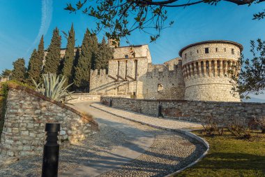 Güneşli bir günde açık mavi gökyüzüne karşı Brescia Şatosu. Brescia kalesinin bir parçası. Castello di Brescia, Lombardy, İtalya.
