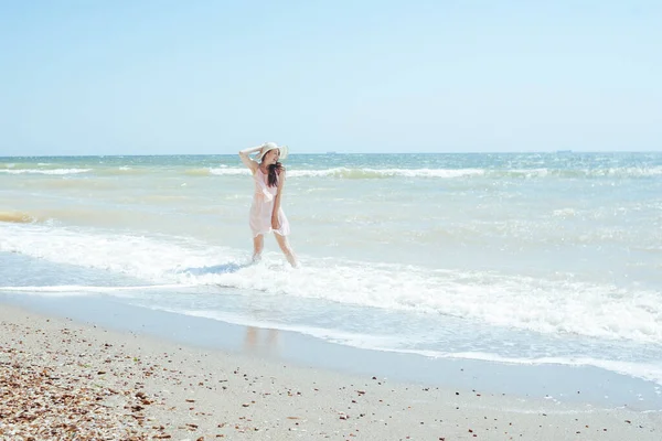 Fille Heureuse Dans Chapeau Robe Rose Tient Sur Les Vagues — Photo