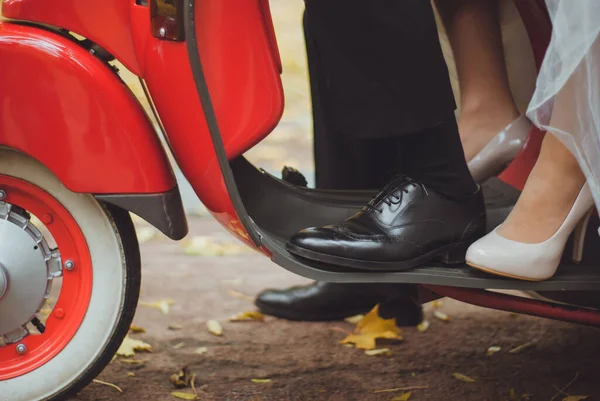 Уникальное Обрезанное Фото Жениха Невесты Красном Мотоцикле Осенью Обувь Жениха — стоковое фото