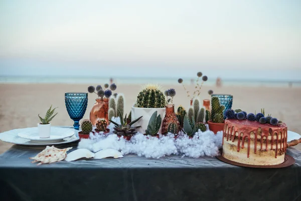 Bröllop dekorerat bord med suckulenter på sanden — Stockfoto