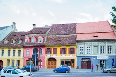 Sighisoara, Romanya - Ağustos 2019: Sighisoara 'da geleneksel tarzda güzel renkli evler. Bu kasaba Drakula 'nın doğduğu yer. Transilvanya 'nın ortasında inanılmaz bir ortaçağ şehri.