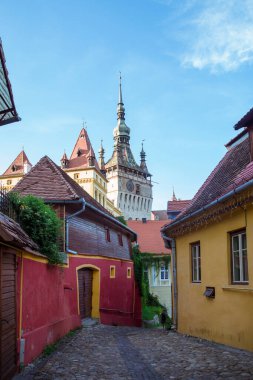Transilvanya 'nın tarihi bölgesinde bulunan ortaçağ kalesi. Transilvanya Saksonları tarafından inşa edilmiş. Sighisoara' nın merkezinde renkli evleri olan eski bir cadde. Romanya 'da inanılmaz bir şehir. 