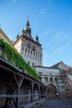 Transilvanya 'nın tarihi bölgesinde bulunan eski kale Transilvanya Saksonları tarafından inşa edildi. Romanya 'nın Sighisoara kentindeki belediye binasının saat kulesi veya kulesi ve ortaçağ mimarisi. 