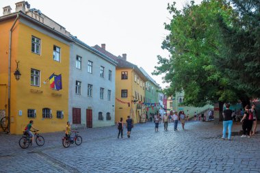 Sighisoara, Romanya - Ağustos 2019: Sighisoara 'nın merkezinde geleneksel tarzda güzel renkli evler. Bu kasaba Drakula 'nın doğduğu yer. Transilvanya 'nın ortasında bir ortaçağ şehri.