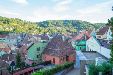 Sighisoara, Romanya - Ağustos 2019: Saksonlar tarafından inşa edilen tarihi Transilvanya bölgesinde yer alan Ortaçağ kenti Sighisoara 'nın panoramik manzarası. Romanya 'nın merkezinde eski bir cadde. 