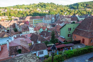 Sighisoara, Romanya - Ağustos 2019: Sighisoara 'da geleneksel tarzda güzel renkli evler. Drakula kasabası doğdu. Transilvanya 'nın ortasında inanılmaz bir ortaçağ şehri. Panoramik görünüm