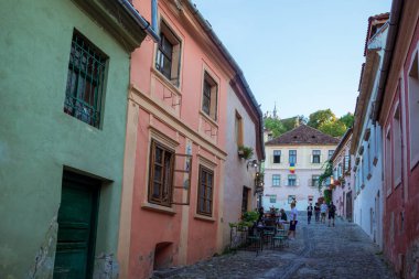 Sighisoara, Romanya - Ağustos 2019: Sighisoara 'da kaldırım taşları, restoranlar ve hediyelik eşya dükkanları olan güzel renkli caddeler. Romanya 'da Transilvanya' nın ortasında şaşırtıcı bir ortaçağ kenti