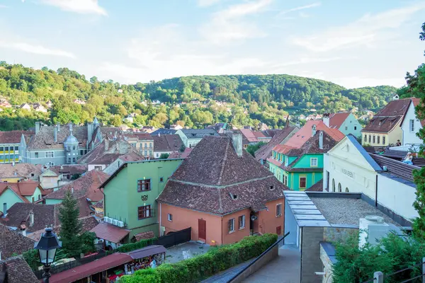Sighisoara, Romanya - Ağustos 2019: Saksonlar tarafından inşa edilen tarihi Transilvanya bölgesinde yer alan Ortaçağ kenti Sighisoara 'nın panoramik manzarası. Romanya 'nın merkezinde eski bir cadde. 
