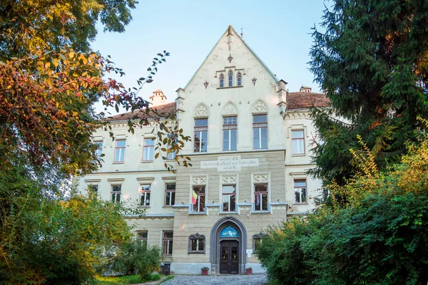 Sighisoara Rumunia Sierpień 2019 Majestatyczna Fasada Średniowiecznej Szkoły Katolickiej Terytorium — Zdjęcie stockowe