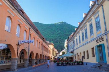 Brasov, Romanya - Ağustos 2019: Brasov Brasov kentindeki bir Tampa Dağı 'na imza attı