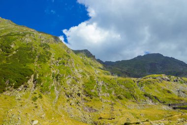 Romanya Karpat Dağları güneşli bir yaz gününde