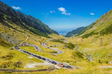 Transfagarasan dağ yolunda yaz trafiği sıkışık.