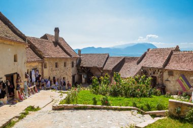 Avlunun içi ve Rasnov Kalesinin eski evleri.