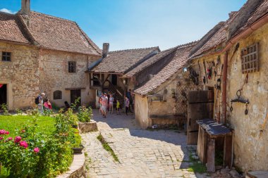 Avlunun içi ve Rasnov Kalesinin eski evleri.