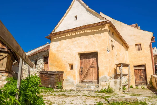 Inside courtyard and old houses of The Rasnov Citadel — Stock Photo, Image