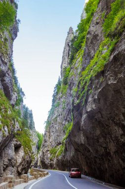 Romanya 'daki Bicaz Vadisi' nden geçen tehlikeli yol