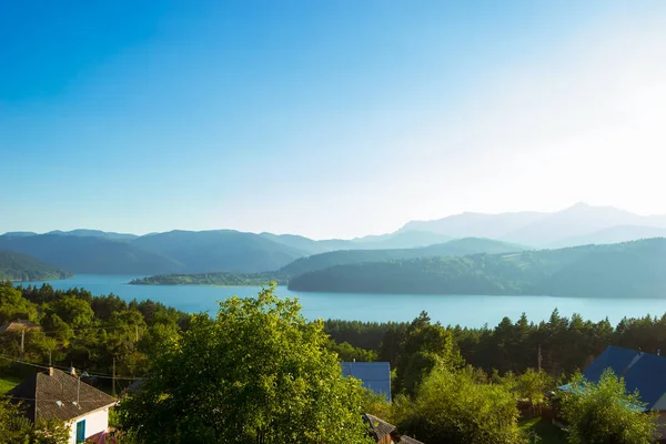Landschaft des Bicaz-Sees umgeben von Bergen in Rumänien — Stockfoto