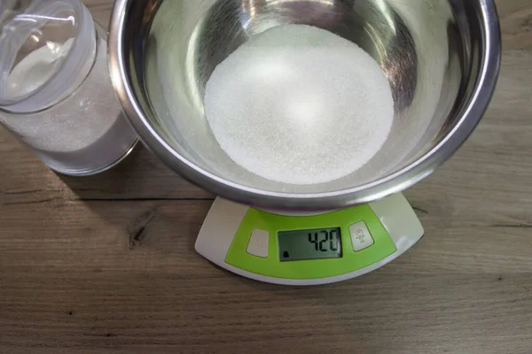 Biały cukier w misce na wadze — Zdjęcie stockowe