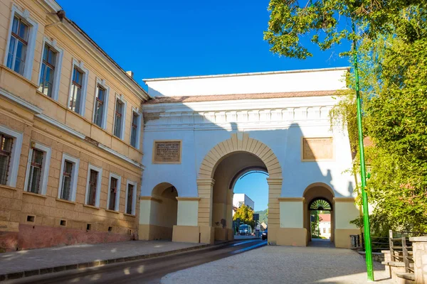 Portão histórico de Schei na cidade velha da cidade de Brasov — Fotografia de Stock