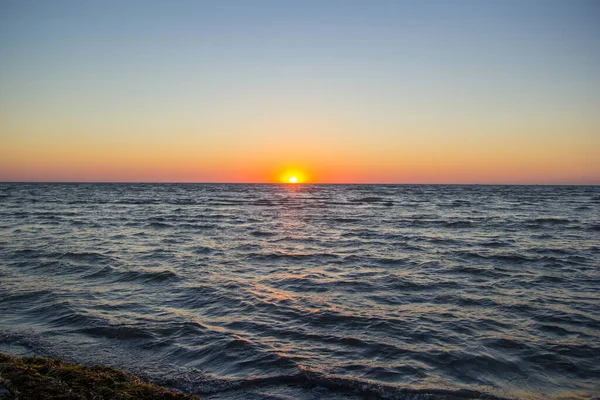 Stigande sol Reflekterar på vatten med lugna havsvågor — Stockfoto