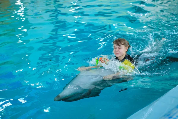 Treatment of children by means of dolphins
