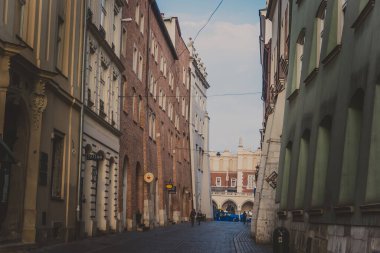 Polonya 'nın Krakow şehrinde tarihi evleri olan bir cadde.