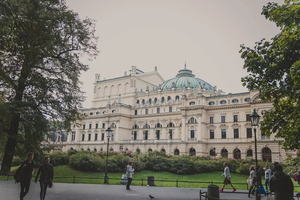 Edifici colorati Juliusz Slowacki teatro nel vintage Cracovia — Foto Stock