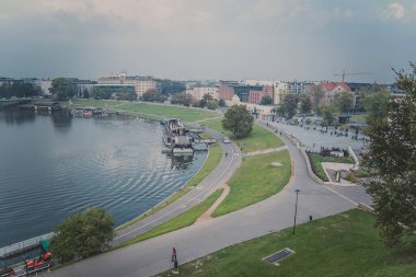 Vistula nehri ve parktaki Wawel kraliyet şatosundan görüntü