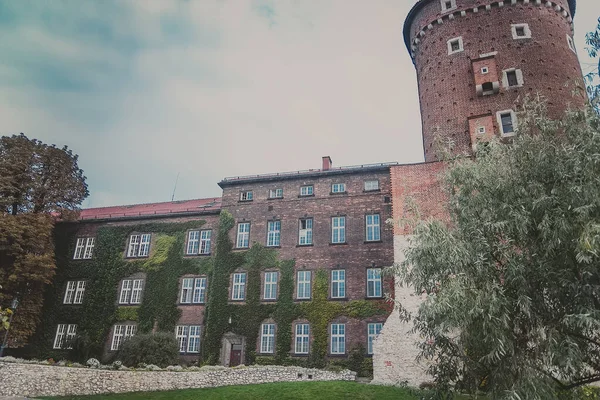 Sandomierska Tower maakt deel uit van het koninklijke kasteel Wawel in Krakau — Stockfoto