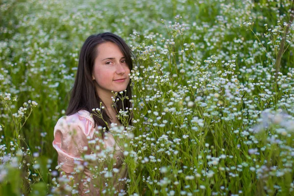 Retrato de una niña en flores silvestres blancas — Foto de Stock