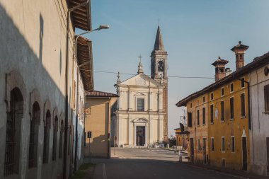 Akşamları çan kulesi olan eski bir ortaçağ katedrali.