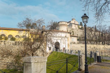 Ortaçağ Brescia kalesinin girişi.