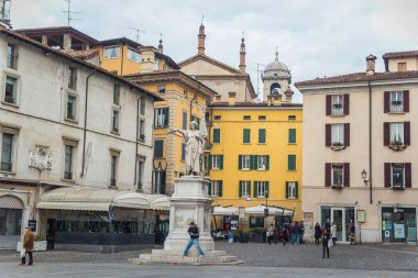 Brescia 'ya adanmış anıt Piazza della Loggia' da.