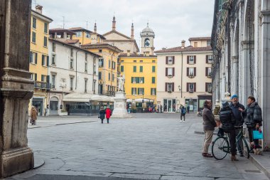 Brescia 'ya adanmış anıt Piazza della Loggia' da.
