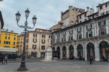 Piazza della Loggia Anıtı, Brescia 'nın 10 gününe adanmıştır.
