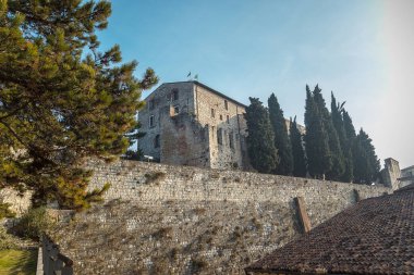 Güneşli bir kış gününde Brescia Şatosu 'nun bir parçası