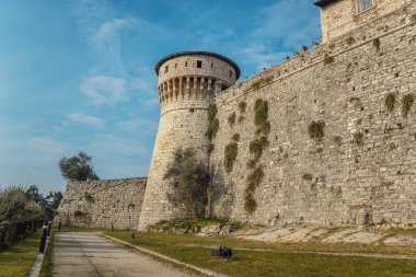 Brescia şehrinin alt katındaki gözlem kulesinin görüntüsü.