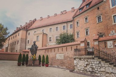 Wawel Kalesi 'ndeki Katedral Müzesi yakınlarındaki Papa 2. John Paul Anıtı