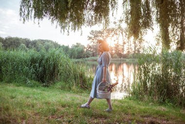 Parkta pikniğe giden genç bir kadın.