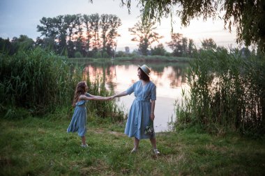 Anne kızla ya da kızıyla eğleniyor.